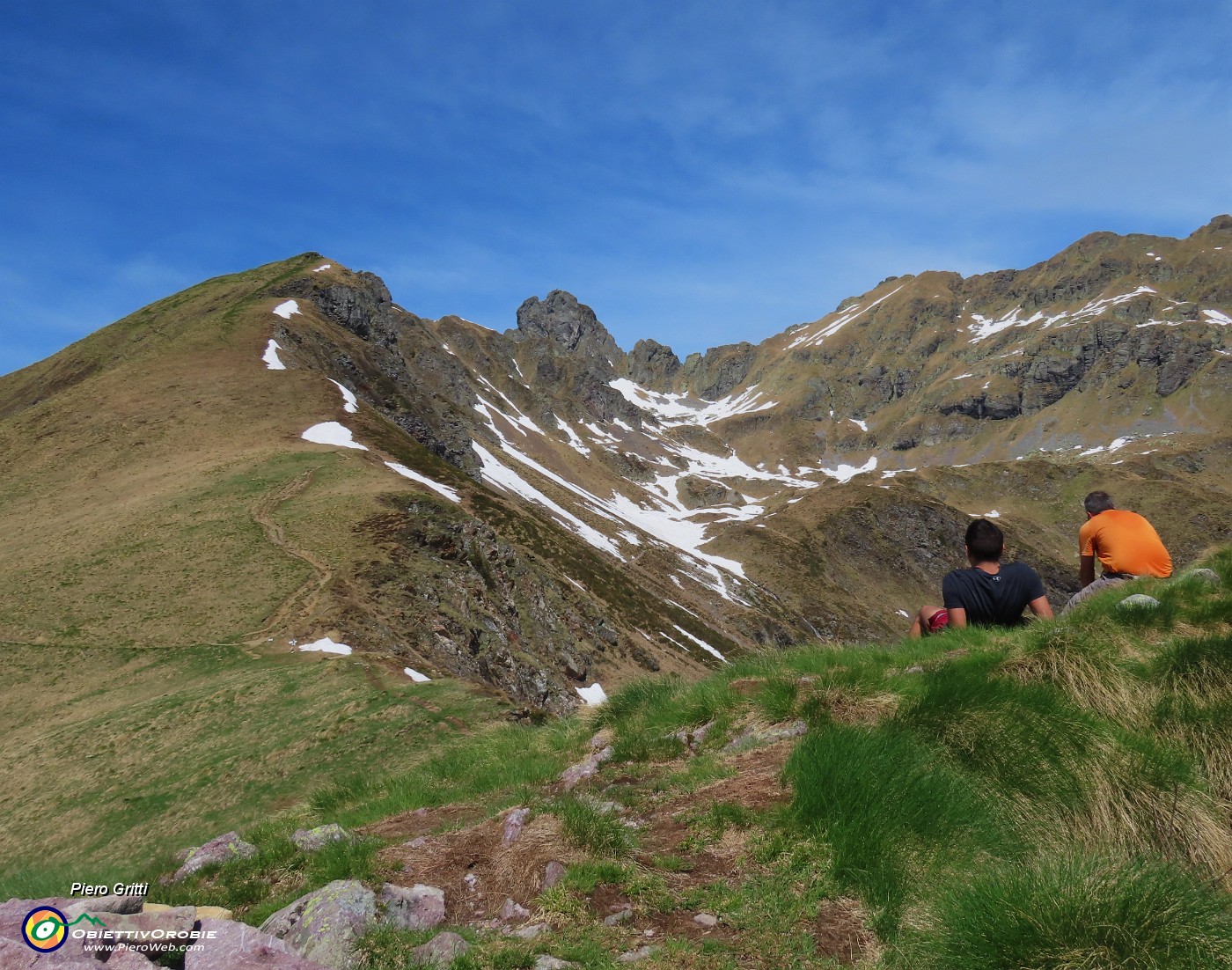 36 Dal Monte Foppa (1895 m) vediamo ancora parecchia neve verso il Laghi di Ponteranica.JPG